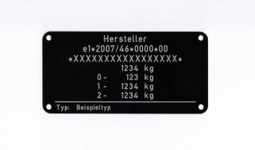Var.14 Typenschild für die Fahrzeugklasse O1 und O2, beschriftet mit der Zusatzangabe Typ
